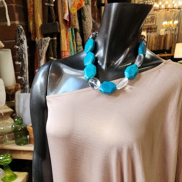 New to the Boutique✨️Blue Howlite & Vintage Silvertone Beaded Necklace - Picture 4 of 16